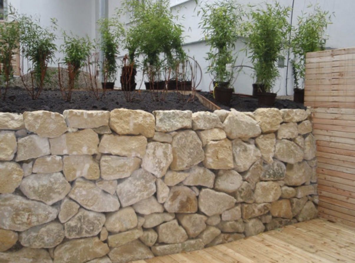 Trockenmauer aus Naturstein als Hochbeet